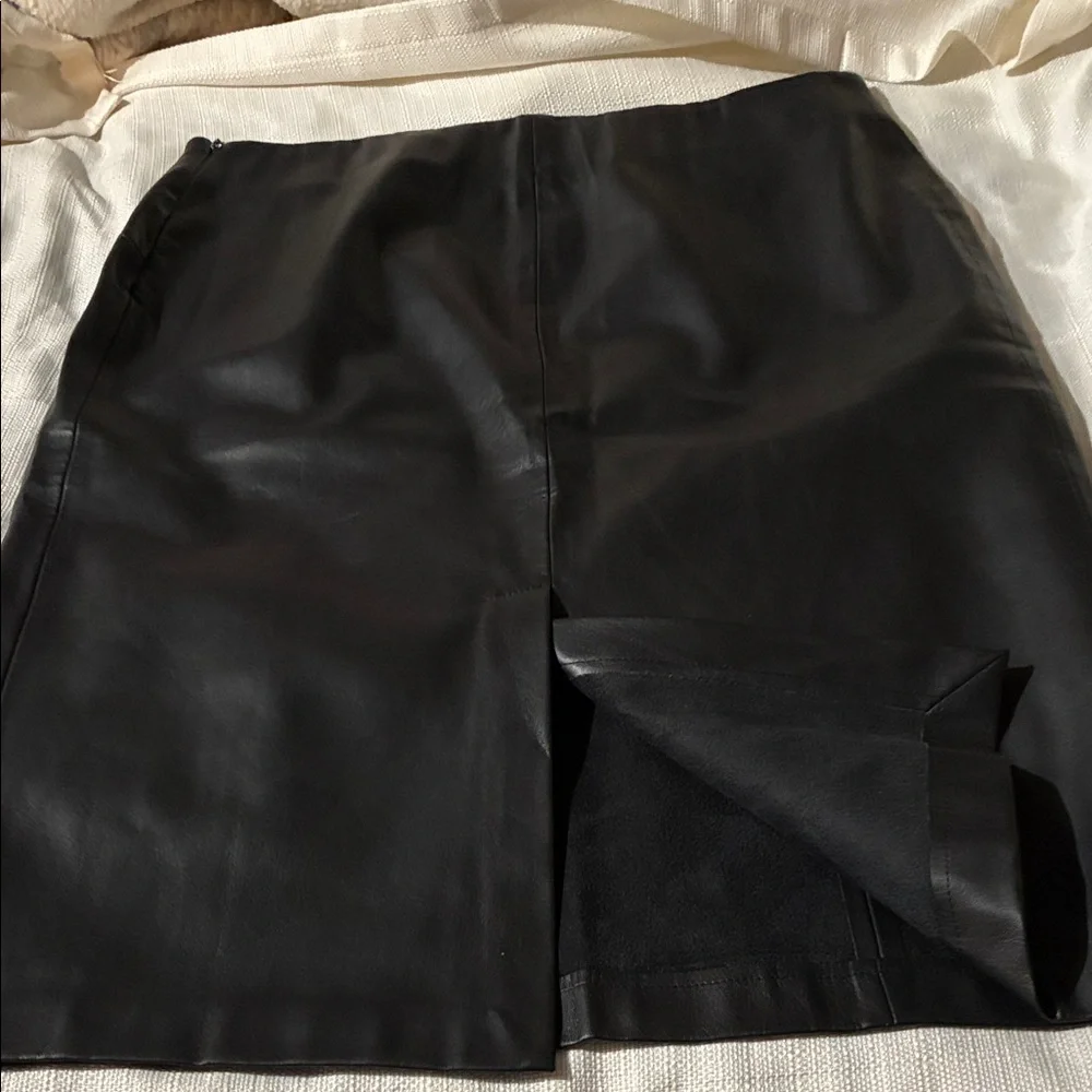 Chic Black Pencil Skirt - Picture 4 of 5